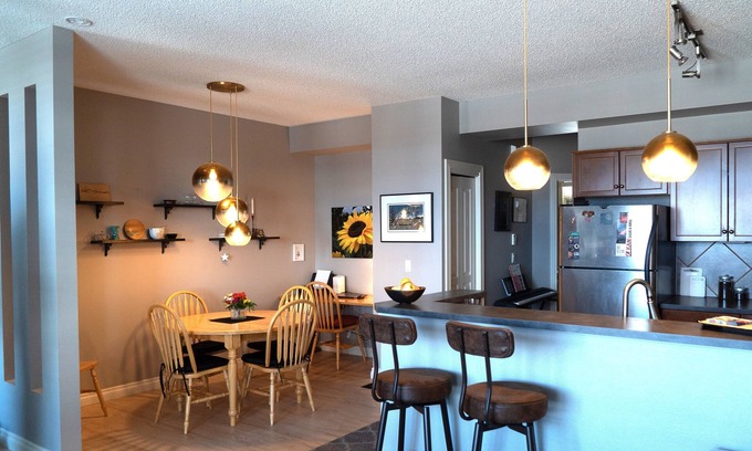 Northwest Calgary Condominio | Bright, clean one bedroom condo with amazing views. Quick exit to the mountains!