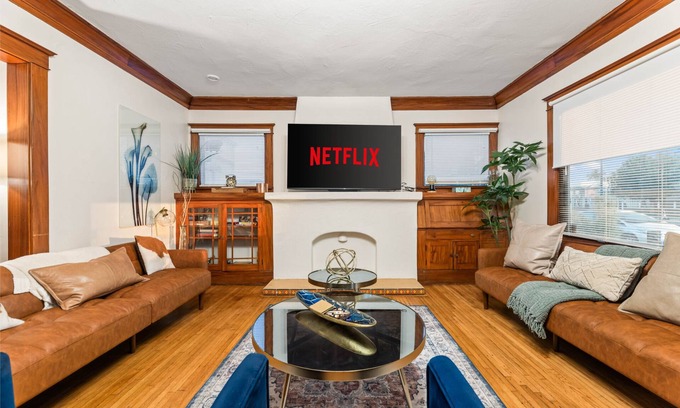 Eastside Casa | Entire 4BR Craftsman–Walk to Beach - 10min to LGB Airport & CSULB, A/C, Parking