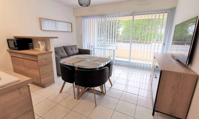 Saint-Cast-le-Guildo Apartamento | Bright, comfortable apartment 100m from the beach and close to shops