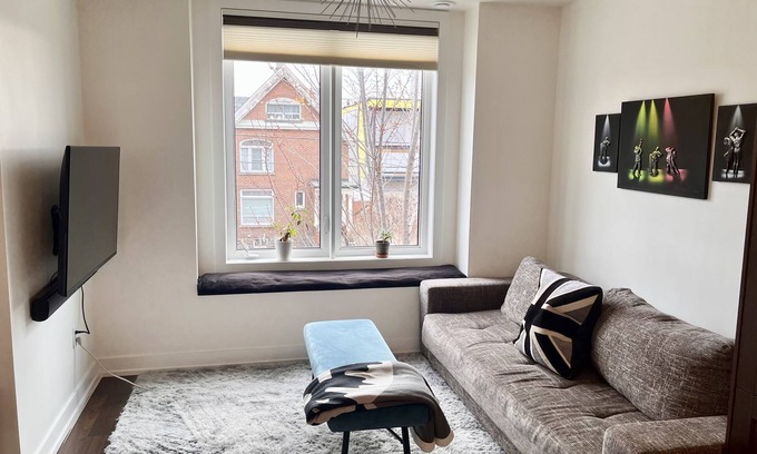 Mimico Casa | Bright cozy room in Mimico, train/bus/subway/grocery/restaurants on doorstep