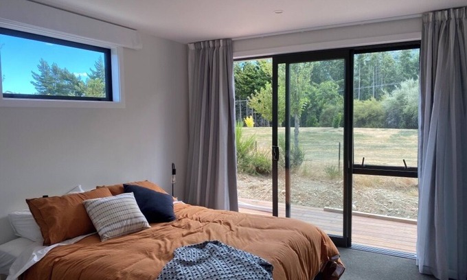 Lake Hawea Hotel | Bright, modern, open plan and 5-mins walk to Lake Hawea