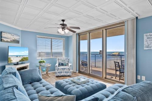 Arcadian Shores Apartamento | Bright ocean-view stay w resort pools