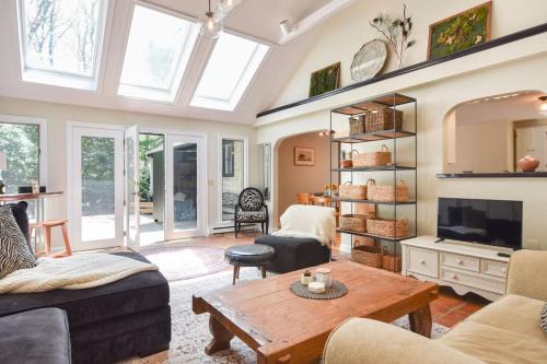 Marstons Mills Casa | Bright & Open Central A C Dog Friendly