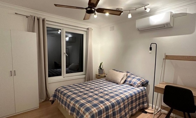 Greensborough Casa | Bright Sunny Room in Greensborough