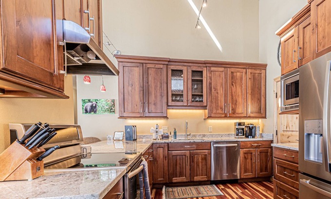 Steamboat Springs Casa | ¡Pregunte por ofertas de mitad de semana! Se admiten perros, vistas increíbles, bañera de hidromasaje privada, garaje, chimenea de leña