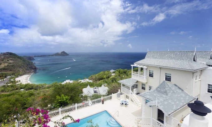 Saline Point Villa | Nueva villa con cautivadoras vistas al mar Caribe.