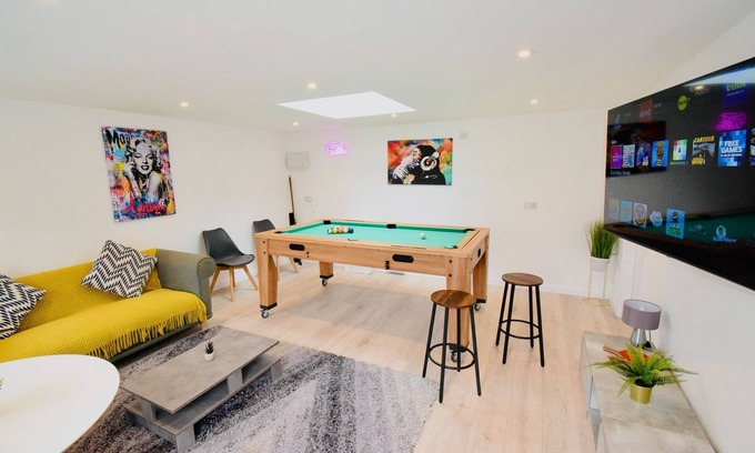 Bromsgrove Casa | Bromsgrove. Newly Refurbed Property With Outhouse. 4 bed 2.5 Bathroom Games Room