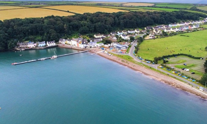 St Brides Cabaña | Brook Cottage - 7 Bedroom Cottage - Dale