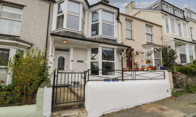 Borth-y-Gest Cabaña | BRYN DERFEL, pet friendly, character holiday cottage in Porthmadog