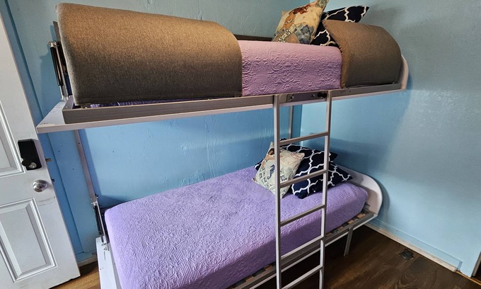 Wailuku Apartamento | Budget Downtown Studio C with Dedicated Queen Bed, AC, WIFI & 4 free Streamers!