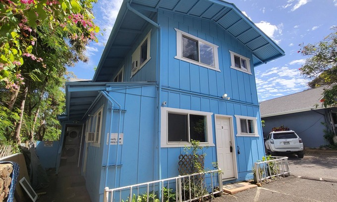 Wailuku Apartamento | Budget Downtown Studio-K w/Queen Bed, Micro-Kitchen AC, WIFI & 4 free Streamers