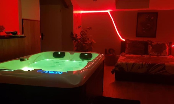 Montrevel-en-Bresse Apartamento | Bulles étoilées Appartement avec jacuzzi privé