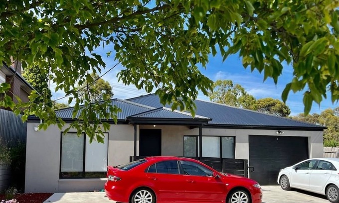 Bundoora Casa | Bundoora Modern 1 queen bed private bathroom