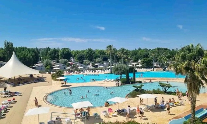 Vias Casa | Bungalow charmant près de Vias avec piscine partagée