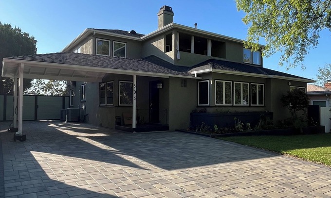 Burbank Casa | BURBANK - MENSUAL 3BR / 2BA - Solar, Piscina, Spa, Baño de Vapor - $ 6500 / Mo. 1-4 Pe