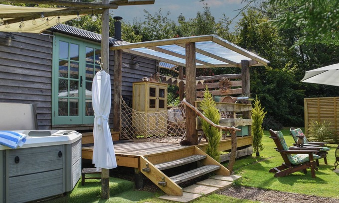 Swimbridge Cabaña | BURR 2 SHEPHERDS HUT, romantic, country holiday cottage in Barnstaple