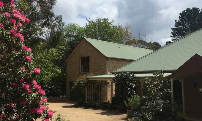 Burradoo Apartamento | Burradoo Loft with king size bed. Close to Southern Highlands wineries.