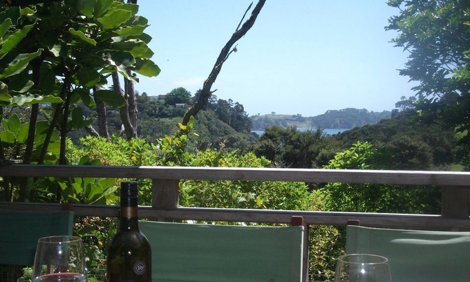 Onetangi Cabaña | Bush Beach Delight - Onetangi Holiday Home