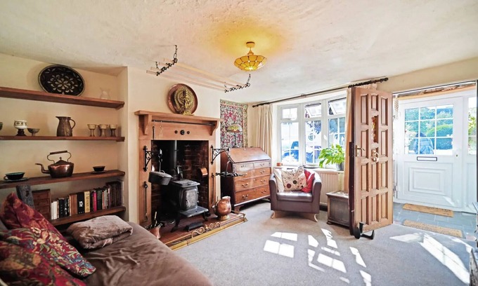 Codsall Cabaña | Butterfly&Bumblebee Cottages: Two beautiful period houses just 30meters apart