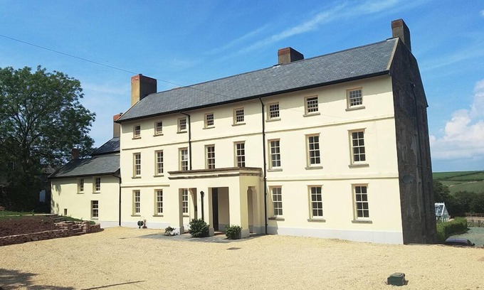 St Ishmaels Casa | Butterhill Grange, Holiday Home St Ishmaels, Near Dale, Sleeps 18, 8 bedrooms, bathrooms