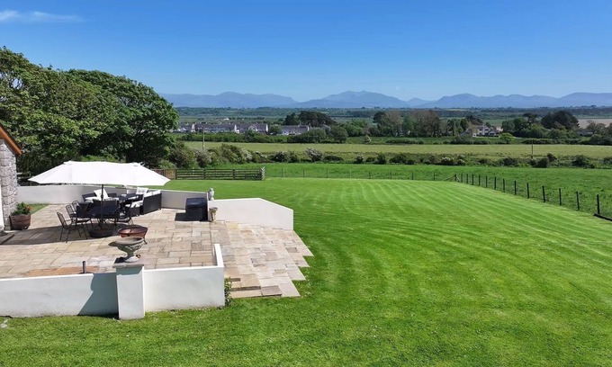 Malltraeth Cabaña | Bwthyn Gwenllyr - sleeps 6 guests in 3 bedrooms