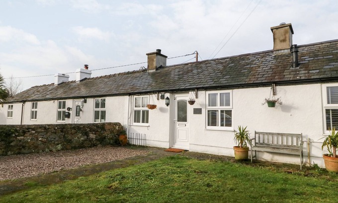 Malltraeth Cabaña | BWTHYN TAID A NAIN, pet friendly, with hot tub in Newborough