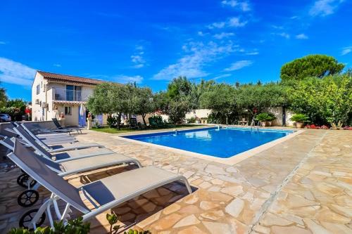 Beaucaire Apartamento | Côté Oliviers 6P - Appt avec piscine partagée