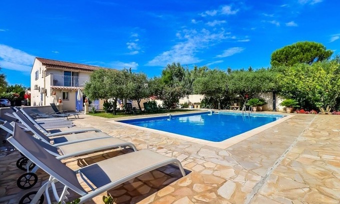 Beaucaire Apartamento | Côté Oliviers 6P - Appt avec piscine partagée