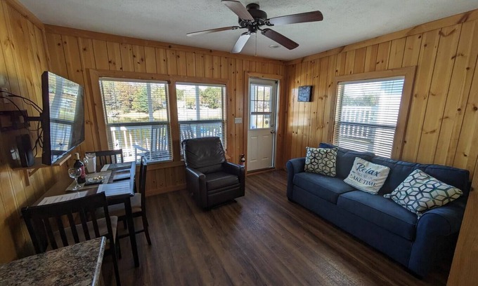 Sherrills Ford Cabina | C2-A Lakefront Tiny Home Cabin on Lake Norman