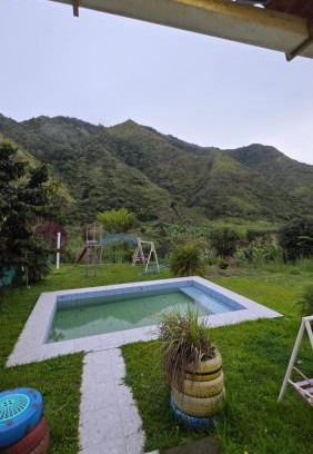 Apuela Chalet De Esquí | Cabaña rústica con encanto y luces cálidas para noches inolvidables