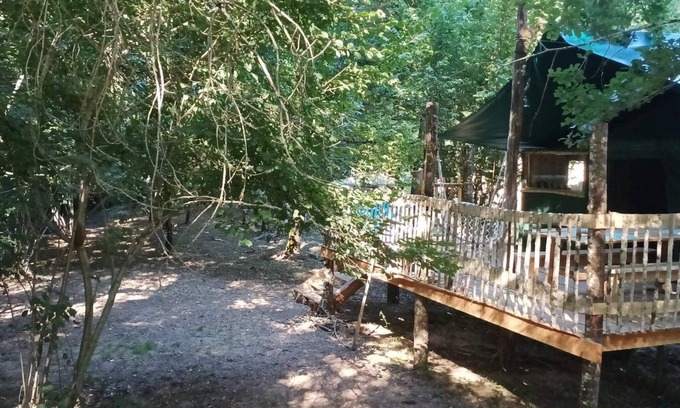 Saint-Eloy-les-Tuileries Cabina | Cabane Lodge au Bord de L'eau