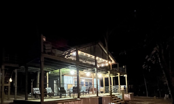 Vian Cabina | Cabin 1, AKA The Treehouse 1 bedroom and a loft. 2 bathrooms. Sleeps 5