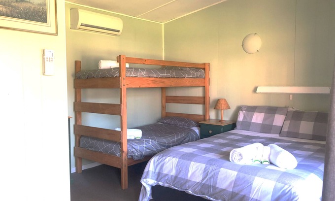 Wisemans Creek Cama Y Desayuno | Cabin 4 - Sleeps 4 people. Access to all amenities including kitchen/dining