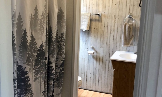 Hot Springs Cabina | Cabin by lake, pet friendly, quiet