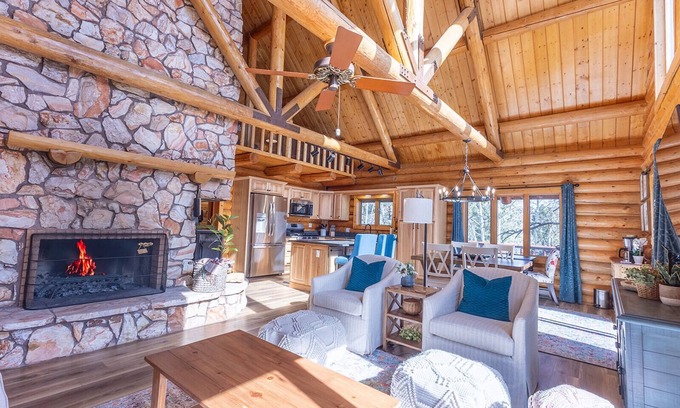 Mammoth Creek Cabina | Cabin close to the Lake, Sleeps 8