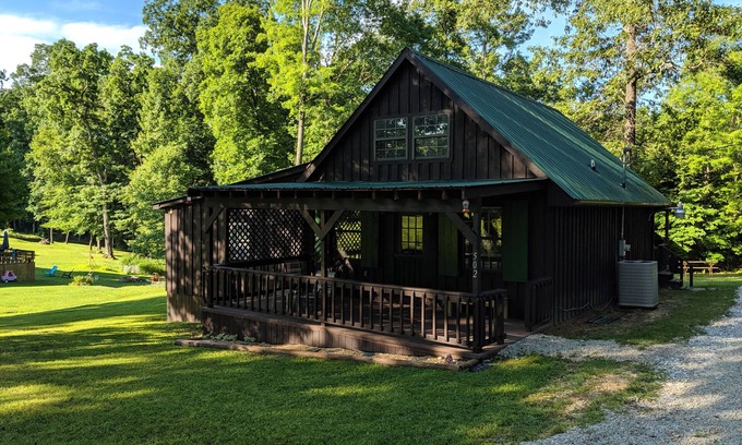 Bruin Cabina | Cabaña cerca de Grayson Lake State Park KY 2 dormitorios, 2 baños completos para 6 personas