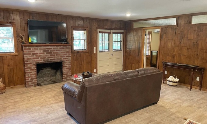 Elizabeth Cabina | Cabin Rental - Lake Norfork - Mountain Home, Arkansas - 3 minute walk to lake!