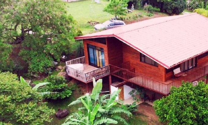 Atenas Cabina | Cabaña equipada para familia con jacuzzi rodeada de naturaleza