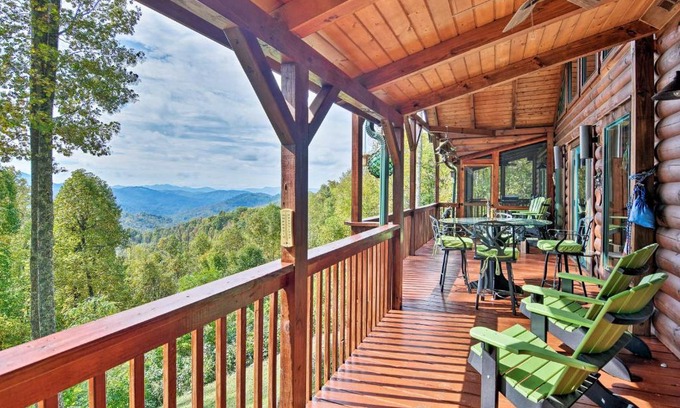Sylva Casa | Cabin with BBQ and Games - Walk to Blue Ridge Parkway!