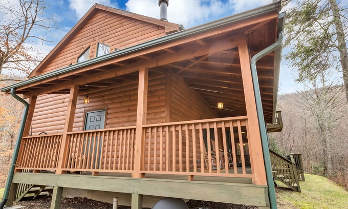 Maggie Valley Cabina | Cabaña en las montañas con arroyo y alces ubicado en Maggie Valley, Carolina del Norte.