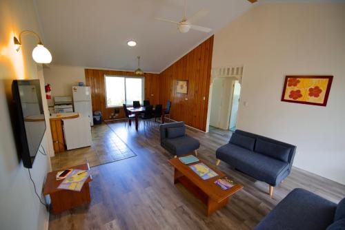 Burnt Pine Casa | Cadel's Cottage WITH FREE UNLIMITED HIGH SPEED INTERNET