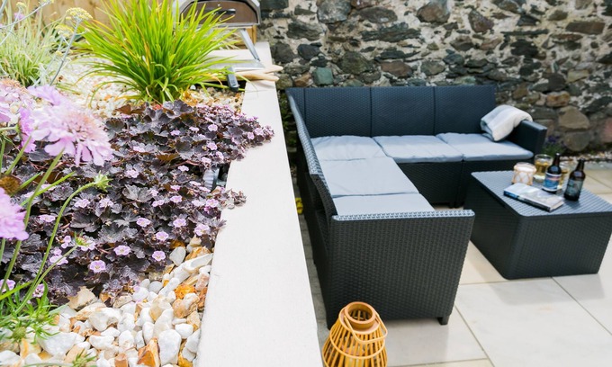 Newborough Cabaña | Cae Coch - a dog that sleeps 6 guests in 3 bedrooms