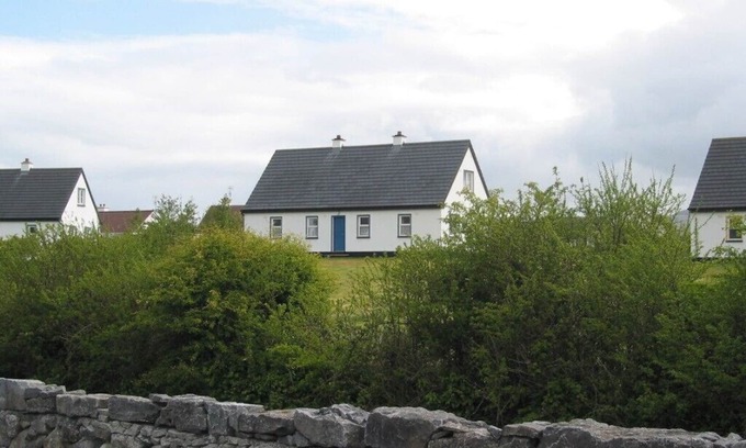Ballyvaughan Cabaña | Caher Cottage in a lovely costal Wild Atlantic Way village has mountain views !