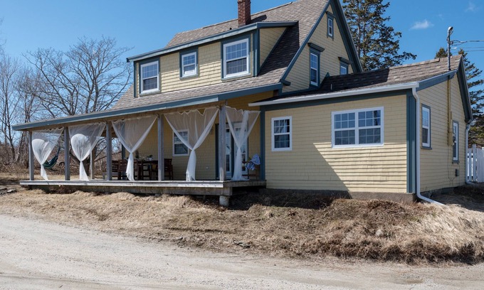 Western Shore Casa | Tranquilo y relajante amanecer con vista al mar de Oak Island. 2 habitaciones "master".