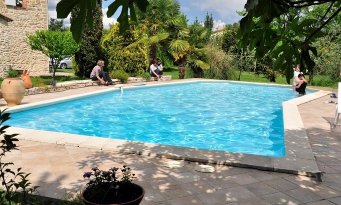 Ales Cabaña | En el verde, en la paz, cerca del centro, un viejo gusano de seda cómodo para 4