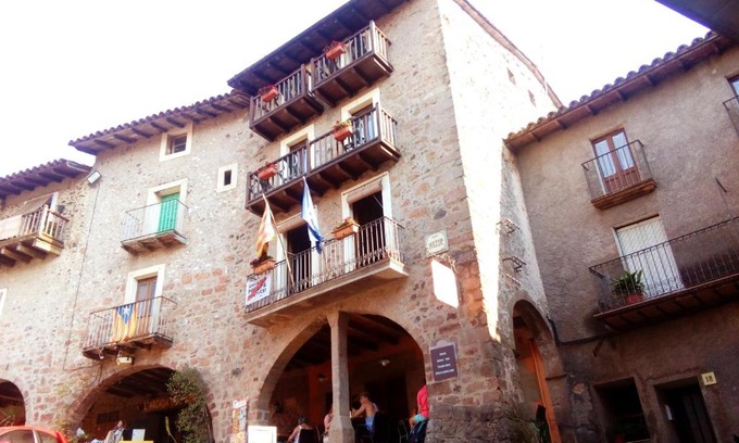 Santa Pau Hotel | CAN MENCIÓ - Plaça Major