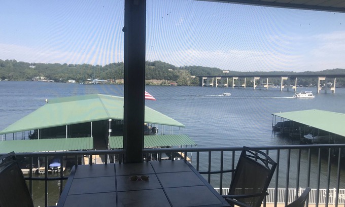 Camdenton Condominio | Can't Beat the View!