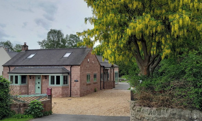 Tunstall Casa | Canal-side 5-Bed Cottage - Sleeps 10, Pet Friendly