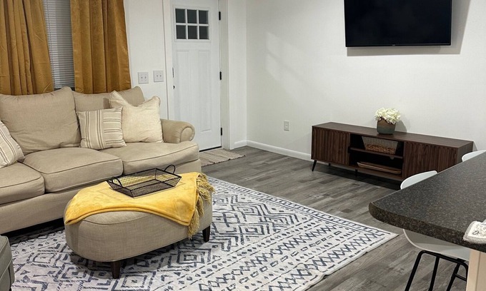 Higgston Cabaña | Canary Cottage in Beautiful Ailey, GA