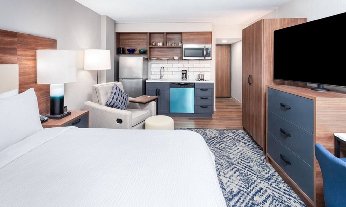 Columbus Hotel | Candlewood Suites Columbus North – Worthington by IHG